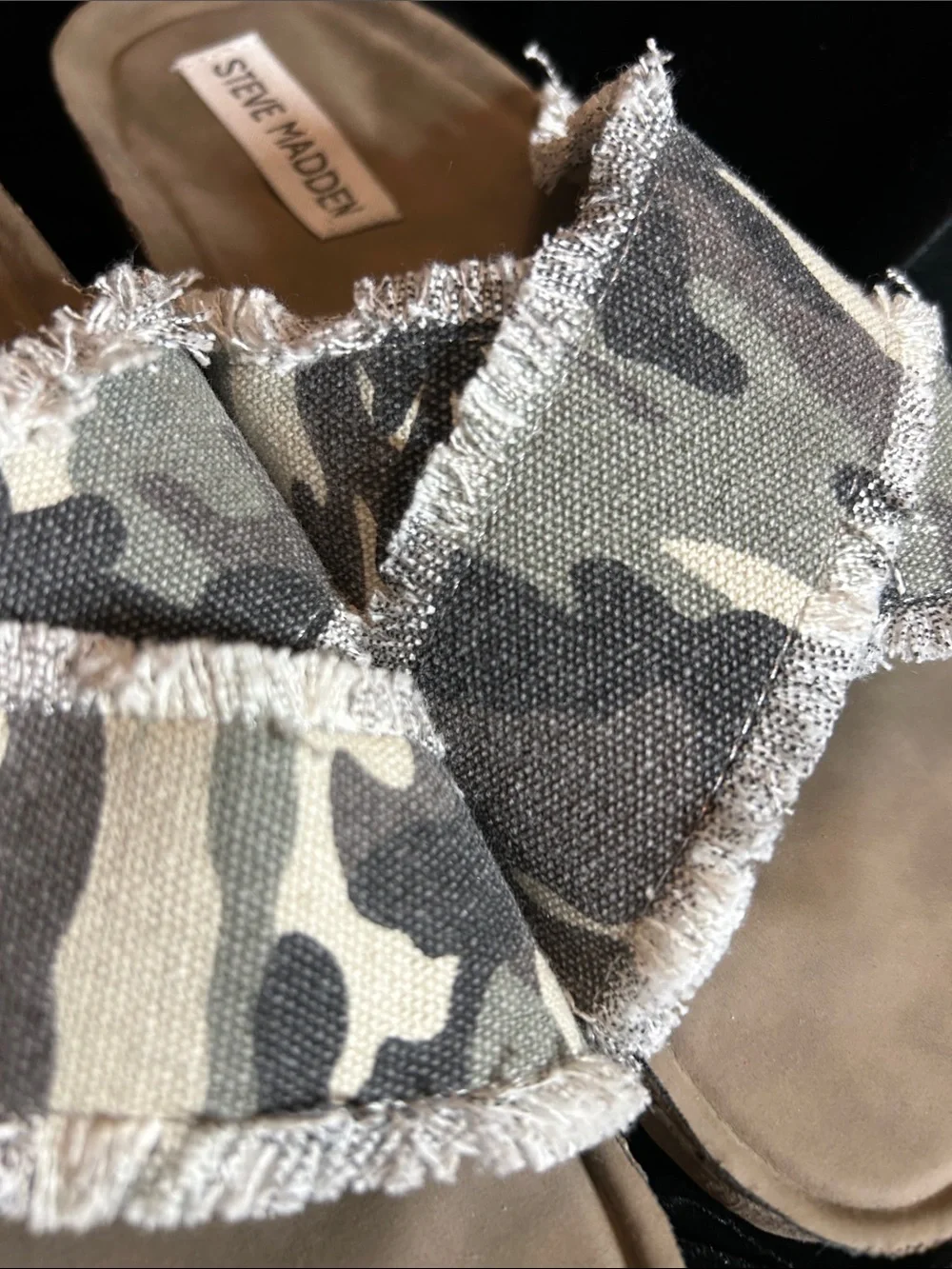 NWOB STEVE MADDEN SLIP ON CAMO SANDALS 5.5
